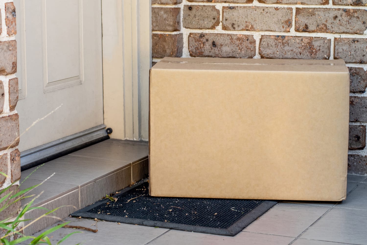 Neutral verpacktes Paket an der Haustür