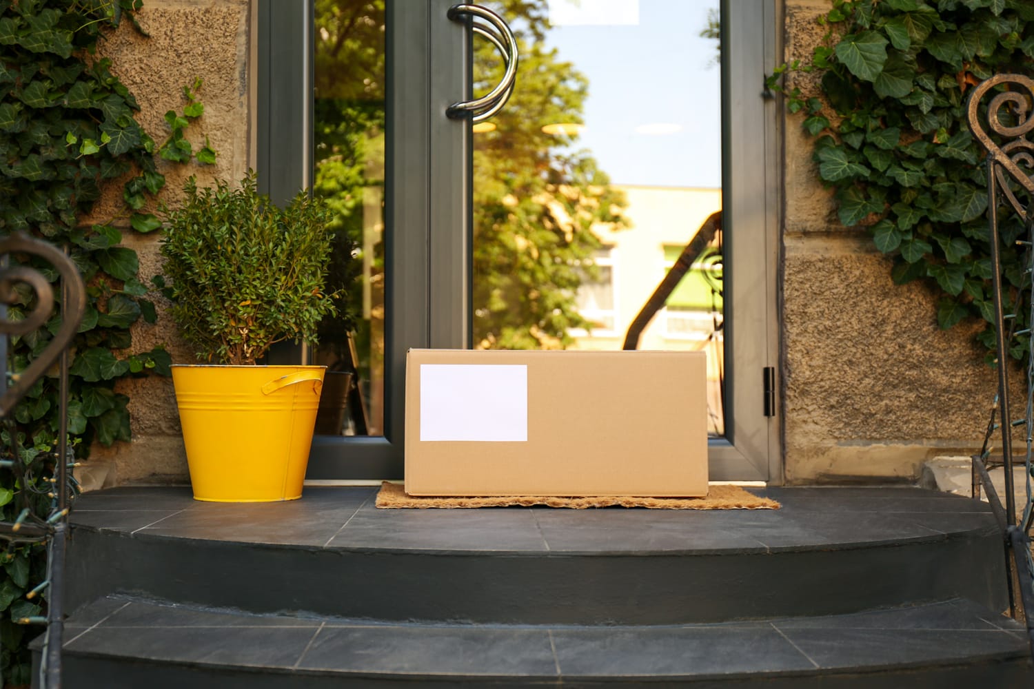 Geliefertes Paket auf der Türmatte