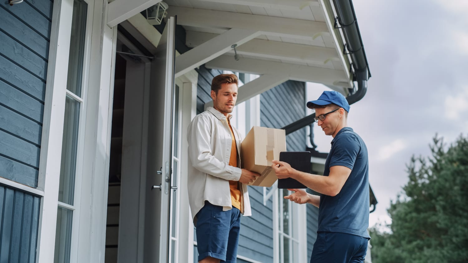 Paketannahme zu Hause vom Kurier
